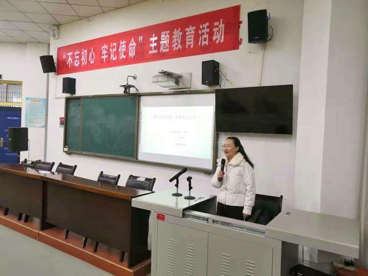 2019年11月袁芹芹老师在高陵一中做了“研究高考试题 把握复习方向”的报告。
